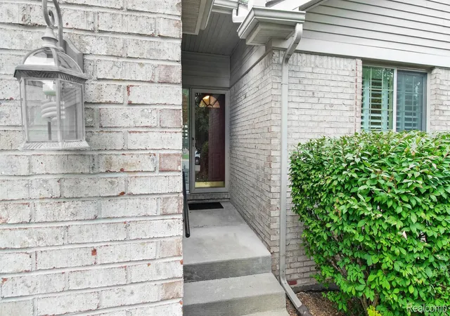 Listing Photo 5 - Condo for sale in building located at 22240 Quail Run Cir, South Lyon, MI 48178 - Unit #1