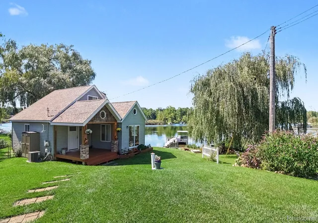 Photo 1 of Single family home for sale at 525 Hillwood Rd, White Lake, MI 48383 | MLS# 20261069648 | Listing updated on 2026-10-07