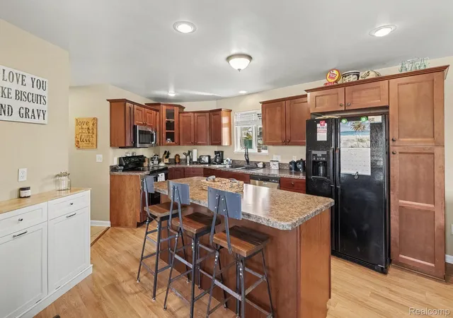 Photo 4 of Single family home for sale at 525 Hillwood Rd, White Lake, MI 48383 | MLS# 20261069648 | Listing updated on 2026-10-07