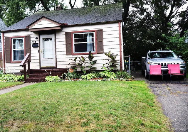 Photo 2 of Single family home for sale at 634 Wesbrook St, Pontiac, MI 48340 | MLS# 20261069668 | Listing updated on 2026-09-08