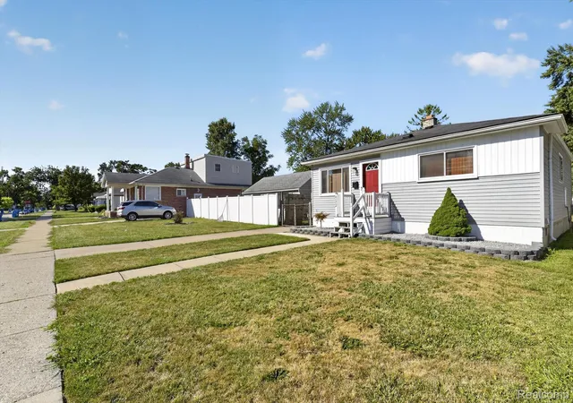 Photo 3 of Single family home for sale at 4672 Edgewood St, Dearborn Heights, MI 48125 | MLS# 20261069677 | Listing updated on 2026-09-21