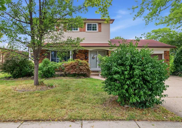Photo 2 of Single family home for sale at 2747 Cromie Ct, Warren, MI 48092 | MLS# 20261069703 | Listing updated on 2026-09-06