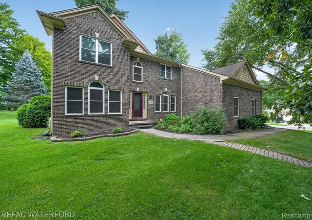 Photo 2 of Single family home for sale at 4380 Red Oak Blvd, Waterford, MI 48329 | MLS# 20261069742 | Listing updated on 2026-09-15