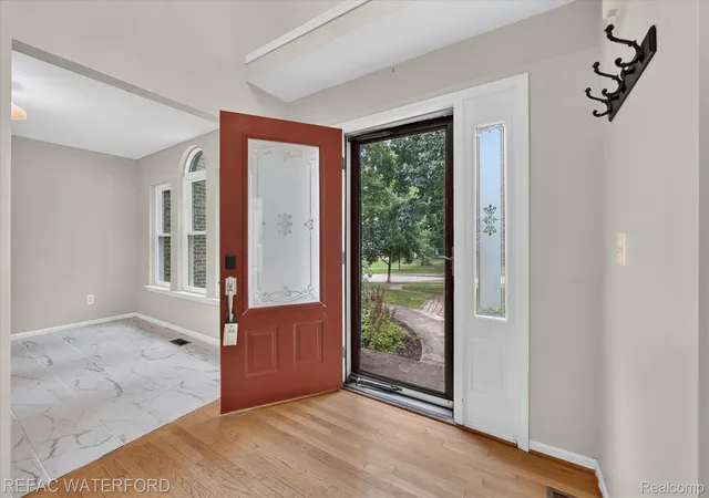 Photo 3 of Single family home for sale at 4380 Red Oak Blvd, Waterford, MI 48329 | MLS# 20261069742 | Listing updated on 2026-10-22