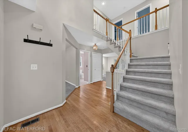 Photo 4 of Single family home for sale at 4380 Red Oak Blvd, Waterford, MI 48329 | MLS# 20261069742 | Listing updated on 2026-10-22