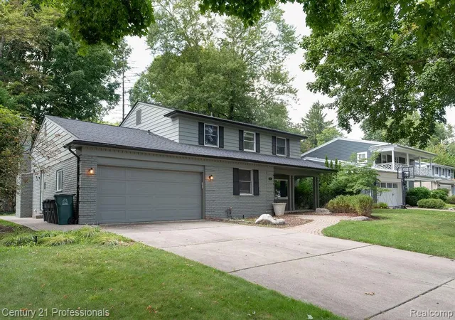 Photo 3 of Single family home for sale at 912 S Glenhurst Dr, Birmingham, MI 48009 | MLS# 20261069767 | Listing updated on 2026-10-18