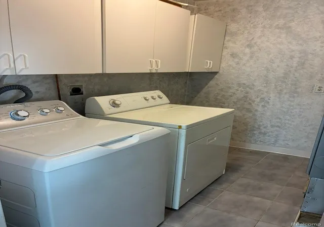 Listing Photo 2 - Condo for sale in building located at 389 Neptune Dr, Walled Lake, MI 48390 - Unit #208