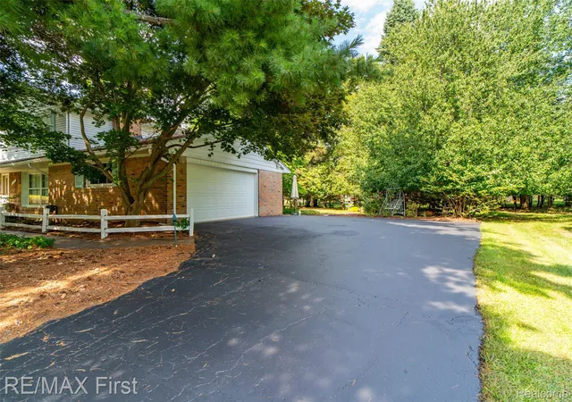 Photo 3 of Single family home for sale at 2669 Mcclintock Rd, Bloomfield Hills, MI 48302 | MLS# 20261069850 | Listing updated on 2026-09-08