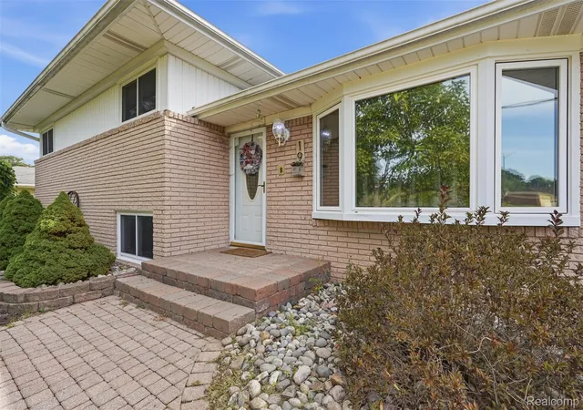 Photo 1 of Sale Pending at 19 Baycrest St, Waterford, MI 48327 | MLS# 20261069855 | Listing updated on 2026-09-15