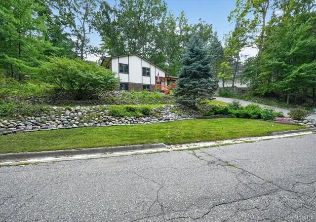Photo 1 of Single family home for sale at 5001 Mohawk Ave, Clarkston, MI 48348 | MLS# 20261069859 | Listing updated on 2026-09-12