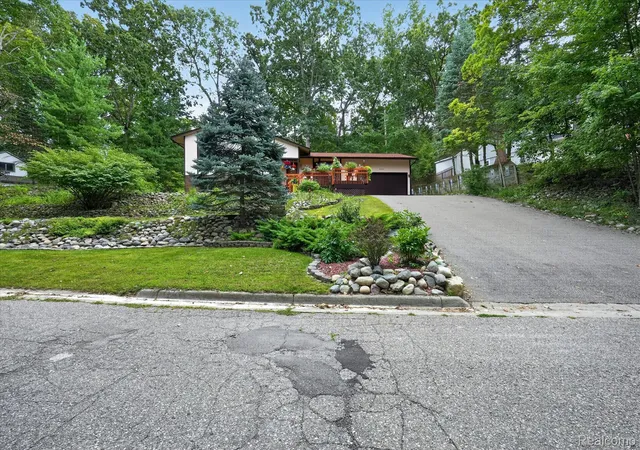 Photo 2 of Single family home for sale at 5001 Mohawk Ave, Clarkston, MI 48348 | MLS# 20261069859 | Listing updated on 2026-09-12