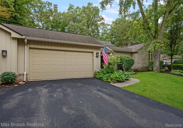 Listing Photo 2 - Condo for sale in building located at 1188 Glenpointe Ct, Bloomfield Hills, MI 48304