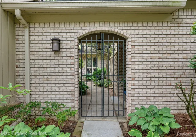 Listing Photo 3 - Condo for sale in building located at 1188 Glenpointe Ct, Bloomfield Hills, MI 48304