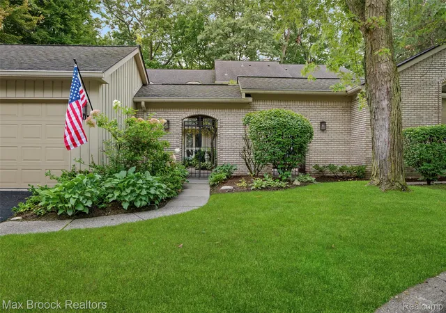 Listing Photo 4 - Condo for sale in building located at 1188 Glenpointe Ct, Bloomfield Hills, MI 48304