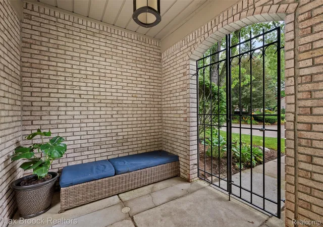 Listing Photo 5 - Condo for sale in building located at 1188 Glenpointe Ct, Bloomfield Hills, MI 48304
