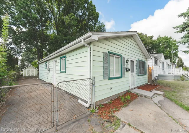 Photo 4 of Single family home for sale at 110 E Cornell Ave, Pontiac, MI 48340 | MLS# 20261069880 | Listing updated on 2026-09-15