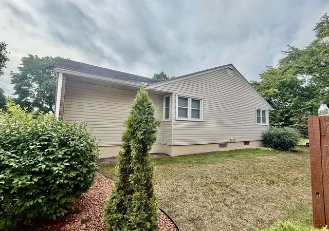 Photo 3 of Single family home for sale at 445 Yale Ave, Alma, MI 48801 | MLS# 79080073064 | Listing updated on 2026-09-10
