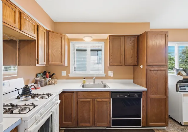 Photo 4 of Single family home for sale at 29261 Mcdonald St, Roseville, MI 48066 | MLS# 20261069929 | Listing updated on 2026-09-15