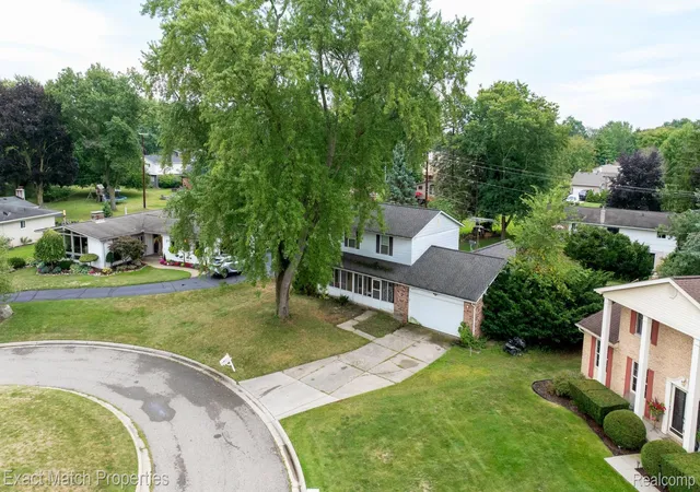 Photo 2 of Single family home for sale at 9438 W Shady Grv Ct, White Lake, MI 48386 | MLS# 20261069943 | Listing updated on 2026-09-02