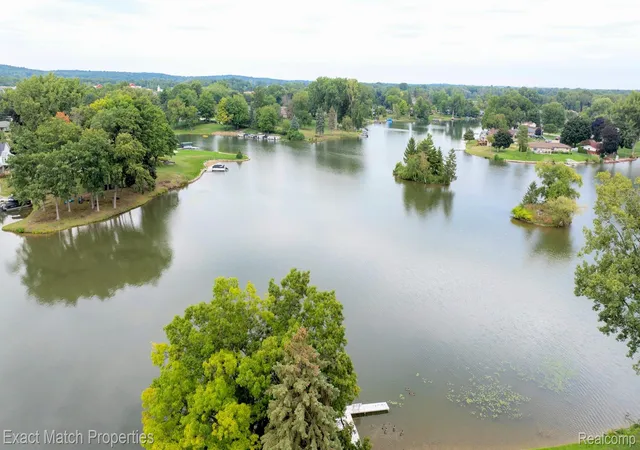 Photo 3 of Single family home for sale at 9438 W Shady Grv Ct, White Lake, MI 48386 | MLS# 20261069943 | Listing updated on 2026-09-02