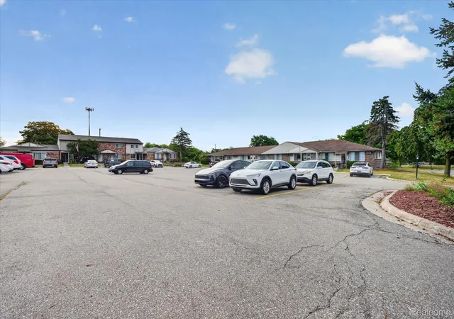 Listing Photo 2 - Condo for sale in building located at 25102 Franklin Ter, South Lyon, MI 48178 - Unit #8