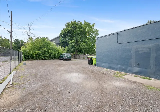 Photo 4 of Multi family home for sale at 221 Baldwin Ave, Pontiac, MI 48342 | MLS# 20261070039 | Listing updated on 2026-09-16