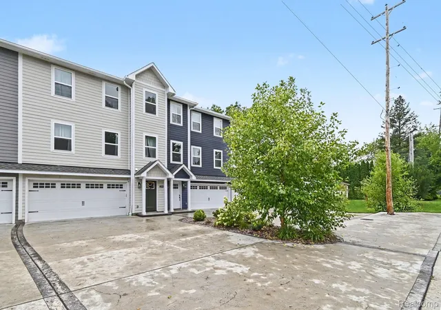 Photo 1 of Sale Pending at 204 Oakwood St, Holly, MI 48442 | MLS# 20261070044 | Listing updated on 2026-09-13