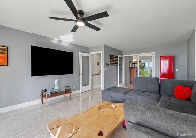 Listing Photo 4 - Condo for sale in building located at 215 N Shore Dr, South Haven, MI 49090 - Unit #1