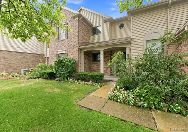 Listing Photo 4 - Condo for sale in building located at 29690 Pine Ridge Cir, Farmington Hills, MI 48331