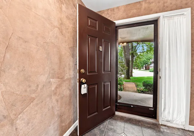 Listing Photo 5 - Condo for sale in building located at 29690 Pine Ridge Cir, Farmington Hills, MI 48331