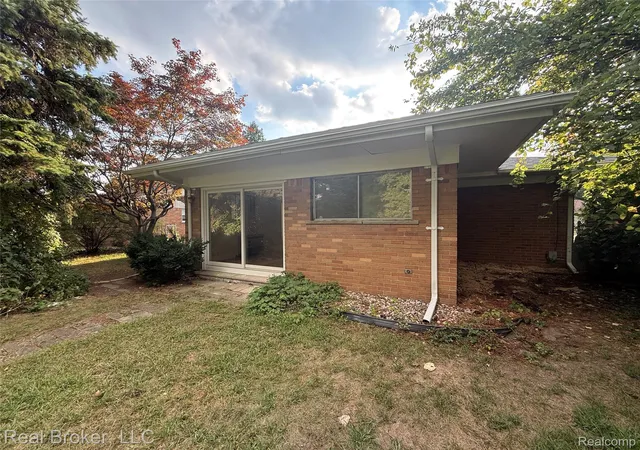 Photo 3 of Single family home for sale at 21920 Fern St, Oak Park, MI 48237 | MLS# 20261070059 | Listing updated on 2026-10-21