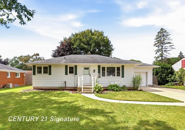 Photo 2 of Single family home for sale at 2805 Courtland Pl, Saginaw, MI 48603 | MLS# 61050220398 | Listing updated on 2026-09-01