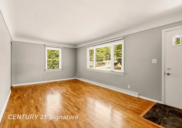 Photo 3 of Single family home for sale at 2805 Courtland Pl, Saginaw, MI 48603 | MLS# 61050220398 | Listing updated on 2026-09-01