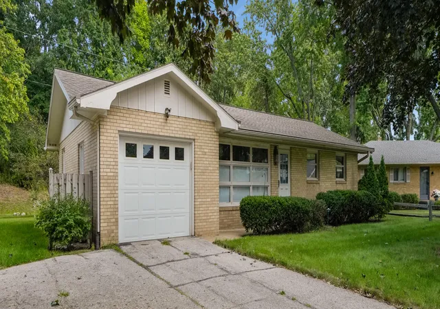 Photo 2 of Single family home for sale at 2197 Ann Dr, Saint Joseph, MI 49085 | MLS# 65026046302 | Listing updated on 2026-09-01