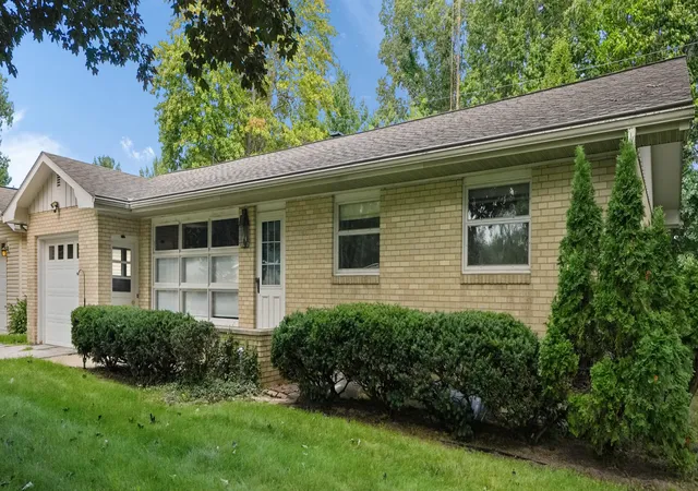 Photo 3 of Single family home for sale at 2197 Ann Dr, Saint Joseph, MI 49085 | MLS# 65026046302 | Listing updated on 2026-09-01