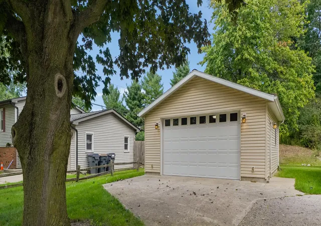 Photo 3 of Single family home for sale at 2197 Ann Dr, Saint Joseph, MI 49085 | MLS# 65026046302 | Listing updated on 2026-09-01