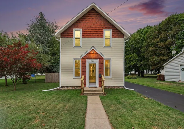 Photo 1 of Single family home for sale at 817 W Hanover St, Marshall, MI 49068 | MLS# 55026046304 | Listing updated on 2026-09-13