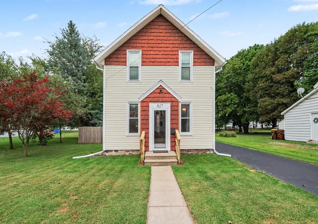 Photo 2 of Single family home for sale at 817 W Hanover St, Marshall, MI 49068 | MLS# 55026046304 | Listing updated on 2026-09-13
