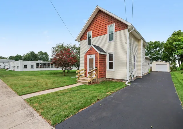 Photo 3 of Single family home for sale at 817 W Hanover St, Marshall, MI 49068 | MLS# 55026046304 | Listing updated on 2026-09-13
