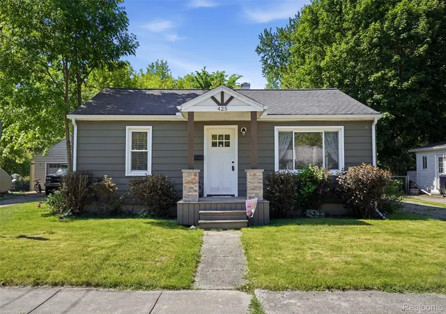 Photo 1 of Single family home for sale at 425 W Caroline St, Fenton, MI 48430 | MLS# 20261070101 | Listing updated on 2026-09-02