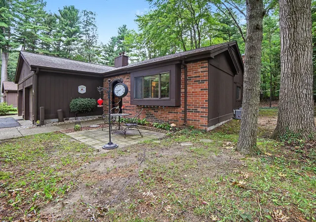 Listing Photo 2 - Condo for sale in building located at 692 Pineway Dr, Norton Shores, MI 49441