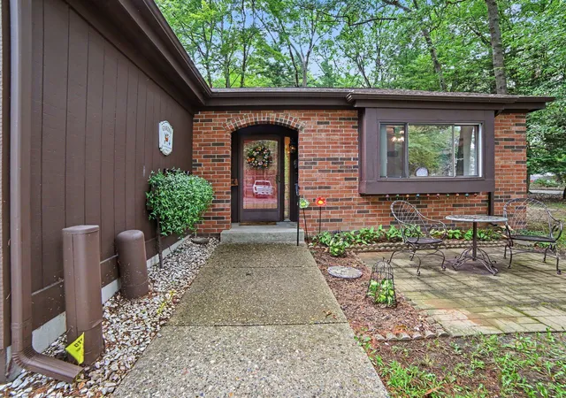 Listing Photo 3 - Condo for sale in building located at 692 Pineway Dr, Norton Shores, MI 49441