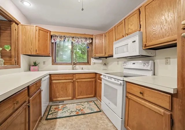 Listing Photo 4 - Condo for sale in building located at 692 Pineway Dr, Norton Shores, MI 49441