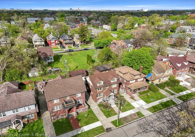 Photo 4 of Single family home for sale at 4815 Iroquois St, Detroit, MI 48214 | MLS# 20261070106 | Listing updated on 2026-10-13