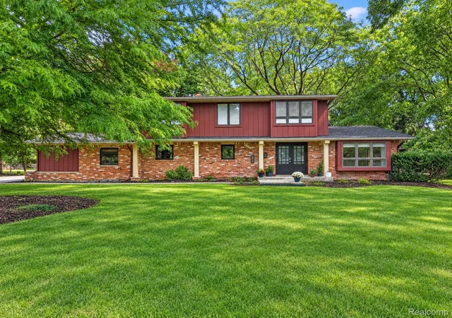 Photo 1 of Single family home for sale at 6829 E Knollwood Cir, West Bloomfield, MI 48322 | MLS# 20261070120 | Listing updated on 2026-09-15