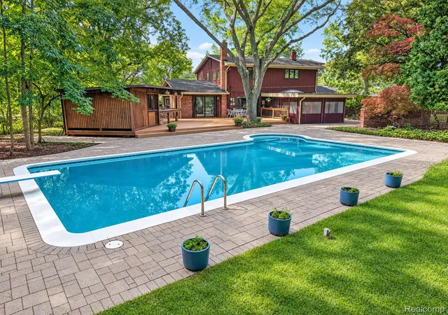 Photo 2 of Single family home for sale at 6829 E Knollwood Cir, West Bloomfield, MI 48322 | MLS# 20261070120 | Listing updated on 2026-09-15