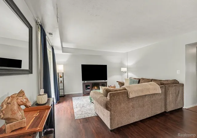 Listing Photo 4 - Condo for sale in building located at 1683 Riverside Dr, Rochester Hills, MI 48309 - Unit #2