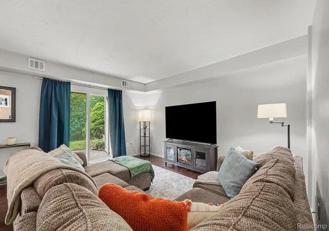 Listing Photo 5 - Condo for sale in building located at 1683 Riverside Dr, Rochester Hills, MI 48309 - Unit #2