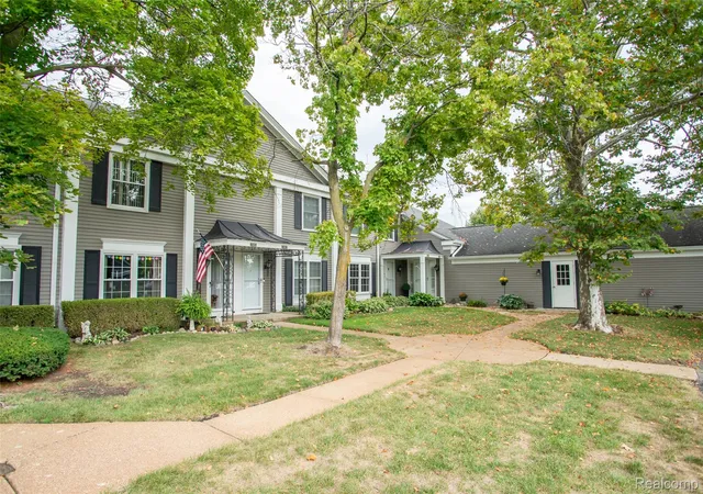 Listing Photo 2 - Condo for sale in building located at 2689 Williamsburg Cir, Auburn Hills, MI 48326