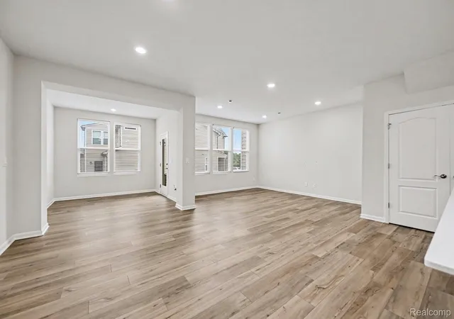 Listing Photo 4 - Condo for sale in building located at 2298 Addison Cir, Walled Lake, MI 48390